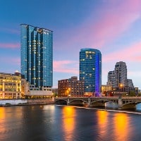 grand-rapids-michigan-usa-downtown-skyline-picture-id1066167764-min
